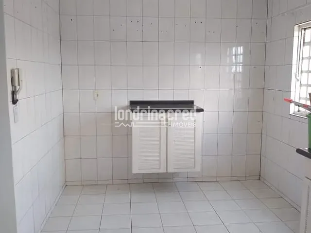 Casa à venda, no bairro Conjunto Habitacional Maria Cecília Serrano de Oliveira em Londrina