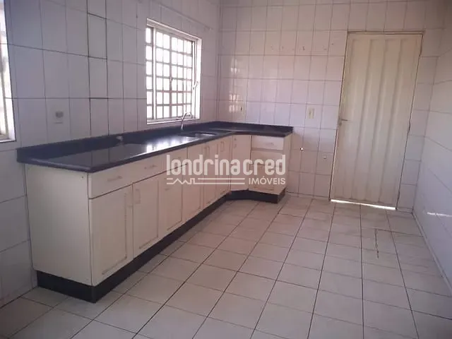 Casa à venda, no bairro Conjunto Habitacional Maria Cecília Serrano de Oliveira em Londrina
