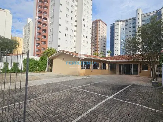 Casa à venda ou para alugar, no bairro Vila Adyana em São José dos Campos