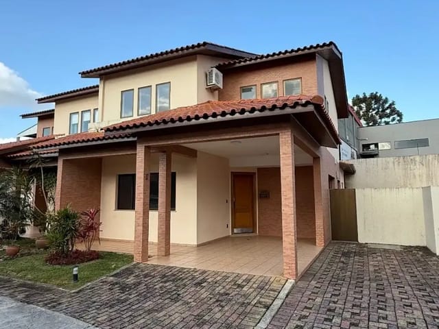 Locação - Sobrado com 3 quartos (sendo 1 suíte), 2 vagas de garagem, Condomínio Flamboyant, Órfãs.
