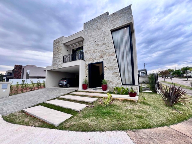 Locação - Casa com piscina, 4 suítes, 6 banheiros e 2 vagas de garagem, Cond. Residencial Terras Alphaville, Jardim Carvalho.