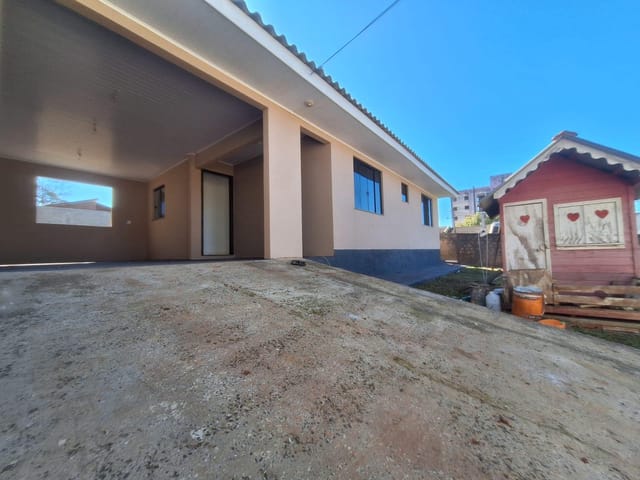 Locação - Casa com 2 quartos, 4 vagas de garagem, Quintal Amplo, Próximo à AABB, Uvaranas.
