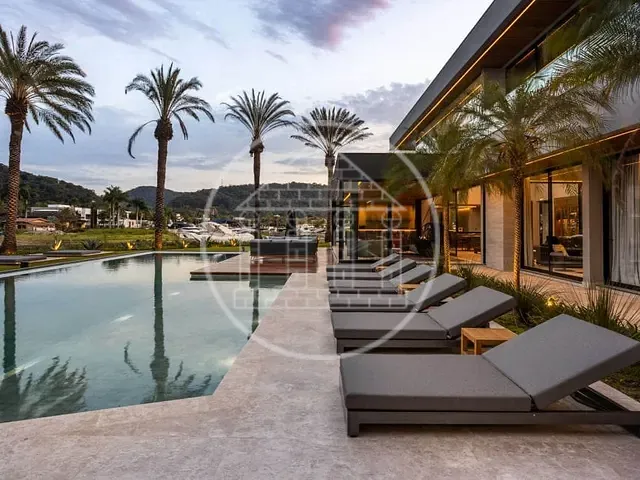 Casa com 1565m² 5 quartos e 8 banheiros, à venda, no bairro Tamboré em Santana de Parnaíba