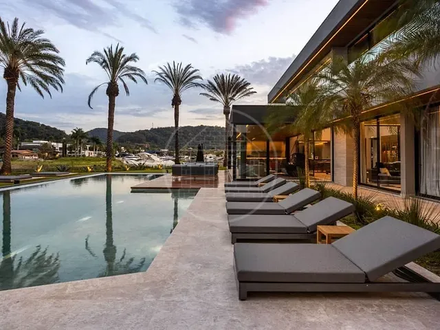Casa com 1565m² 5 quartos e 8 banheiros, à venda, no bairro Tamboré em Santana de Parnaíba