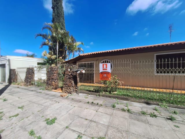 Locação - Casa Comercial, 3 salas, 4 banheiros, 3 vagas de garagem, Churrasqueira, 305 m², Órfãs.