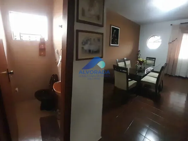 Casa com 300m² 3 quartos e 2 banheiros, à venda ou para alugar, no bairro Jardim Portugal em São José Dos Campos