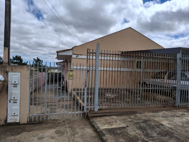Venda e Locação - Casa com 2 Quartos, Sala Integrada e Garagem Coberta no Condomínio Conjunto Residencial Girassol II, Neves