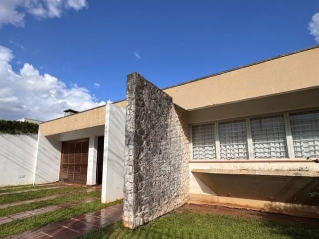 Casa à Venda no Jardim América com 3 Quartos (1 Suíte) e Garagem para 4 Carros