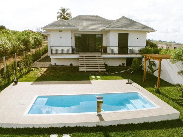 Casa de Alto Padrão à Venda com 3 Dormitórios, Piscina e Terreno Amplo em Carambeí