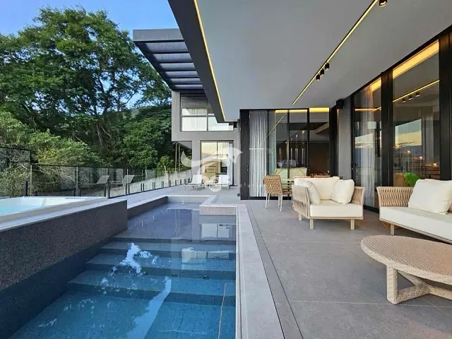 Casa com 1030m² 5 quartos e 8 banheiros, à venda, no bairro Barra em Balneário Camboriú
