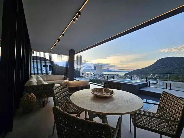 Casa com 1030m² 5 quartos e 8 banheiros, à venda, no bairro Barra em Balneário Camboriú