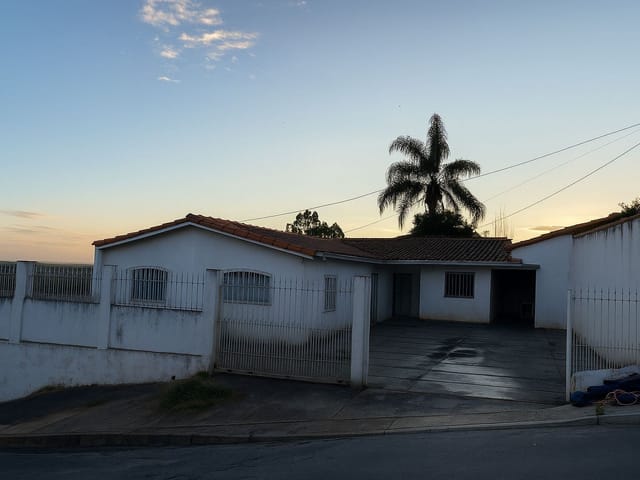 Casa Ampla à Venda com 5 Quartos e Churrasqueira, Oportunidade para Investidores