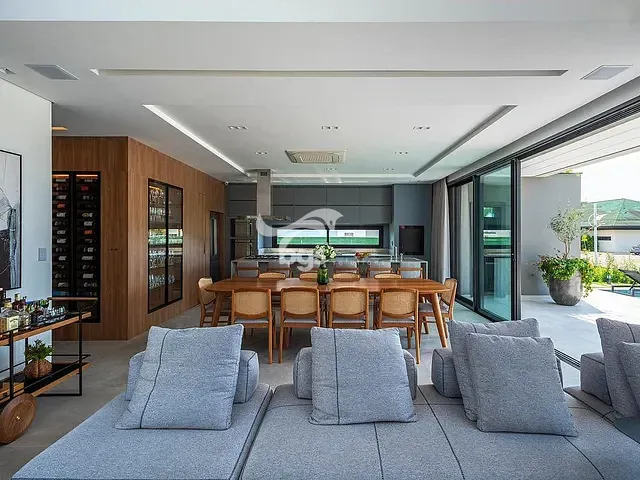 Casa com 720m² 4 quartos e 6 banheiros, à venda, no bairro Centro em Camboriú