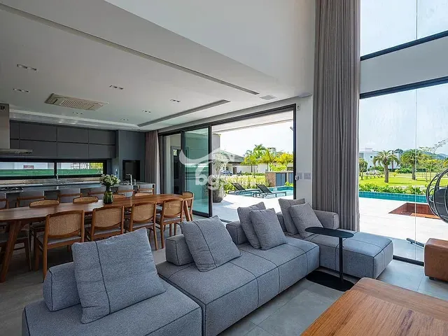 Casa com 720m² 4 quartos e 6 banheiros, à venda, no bairro Centro em Camboriú