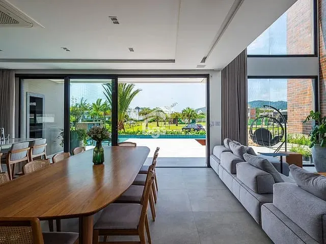 Casa com 720m² 4 quartos e 6 banheiros, à venda, no bairro Centro em Camboriú