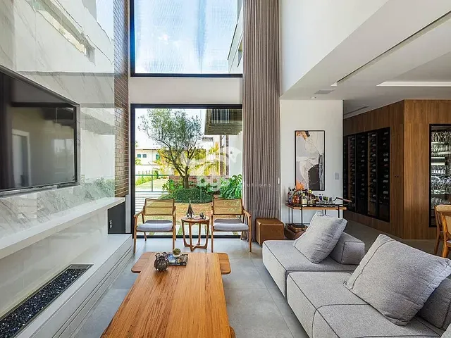 Casa com 720m² 4 quartos e 6 banheiros, à venda, no bairro Centro em Camboriú
