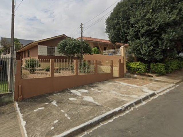 Casa à Venda com 3 Quartos e Amplo Terreno