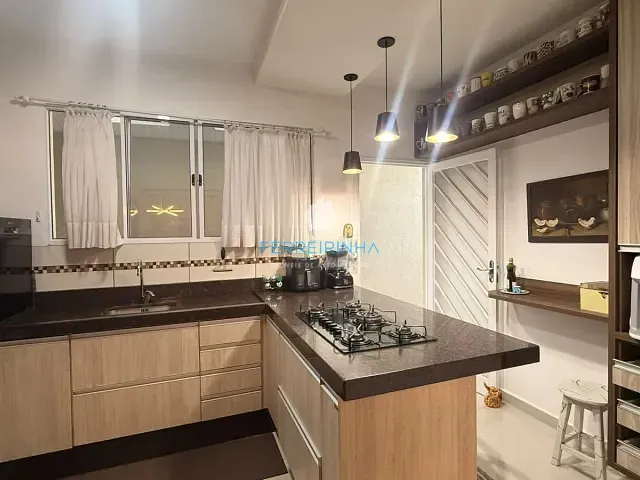 Casa 3 quartos e 3 banheiros, à venda, no bairro Jardim das Indústrias em São José dos Campos