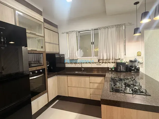 Casa 3 quartos e 3 banheiros, à venda, no bairro Jardim das Indústrias em São José dos Campos