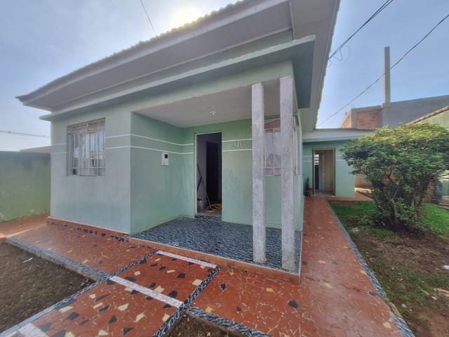 Locação - Casa com 3 quartos, 4 vagas de garagem, Quintal Amplo, 342 m² total, Nova Rússia.