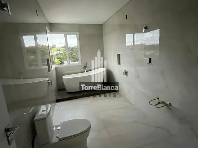 Casa com 300m² 4 quartos e 5 banheiros, à venda, no bairro Colônia Dona Luíza em Ponta Grossa
