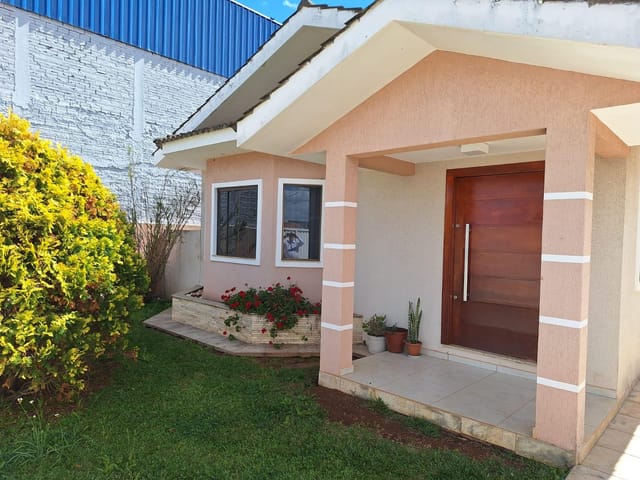 Casa à Venda com 3 Quartos e Edícula