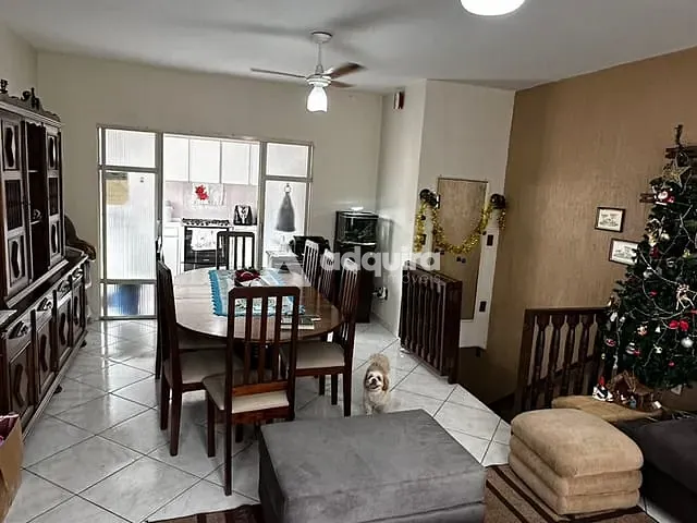 Casa com 228m², à venda, no bairro Ronda em Ponta Grossa