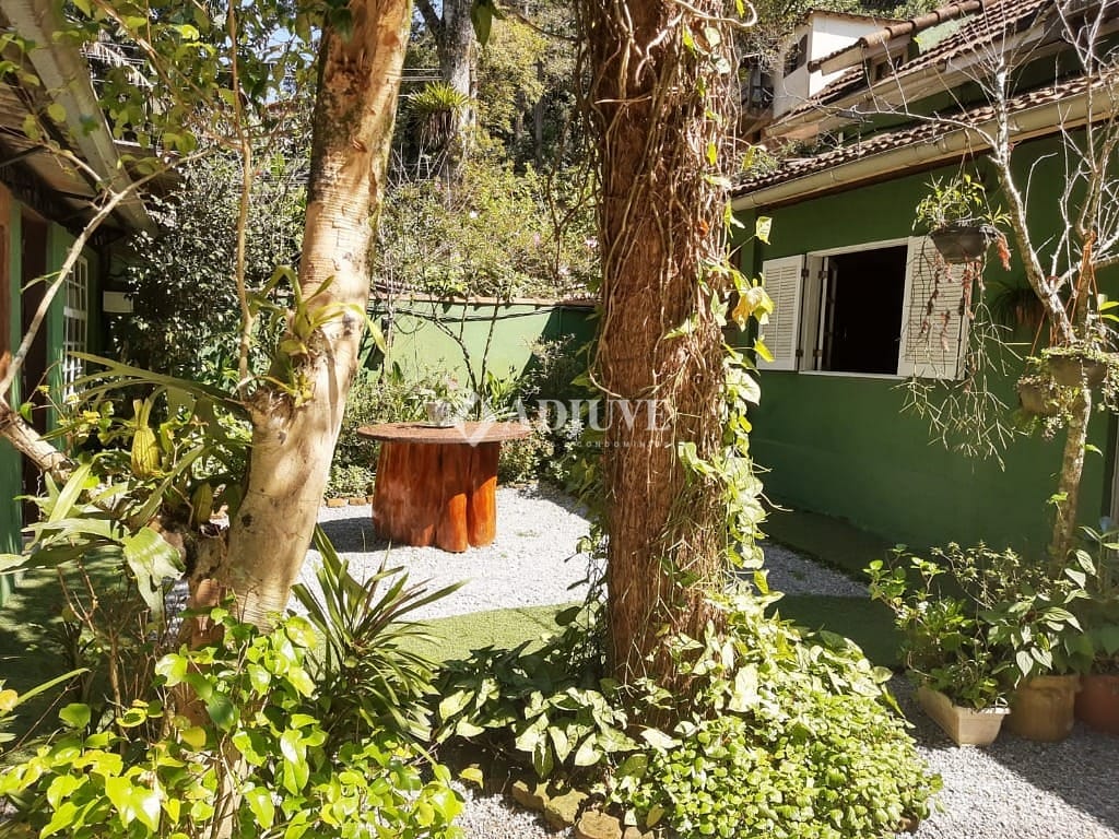 Casa à venda com 5 quartos, 300m² - Foto 1