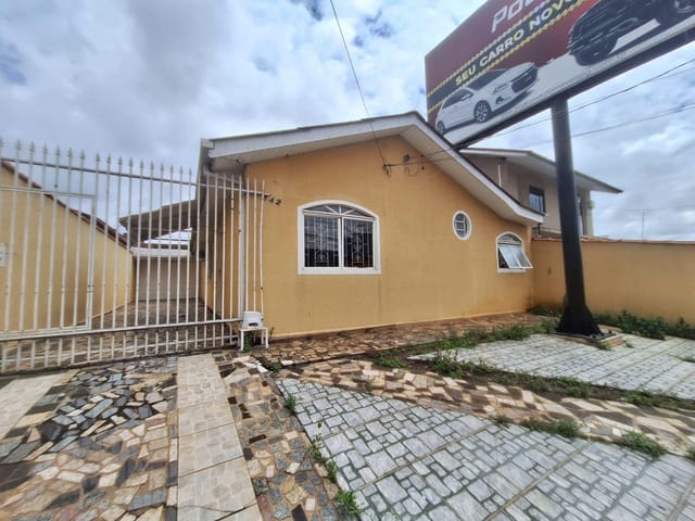 Locação - Casa com 2 quartos (sendo 1 suíte), 5 vagas de garagem, 3 banheiros, Churrasqueira, Chapada.