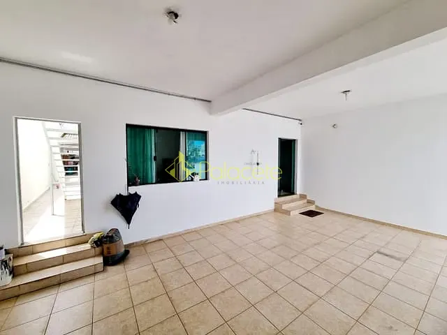 Casa com 300m² 4 quartos e 2 banheiros, à venda, no bairro Nova Guará em Guaratinguetá