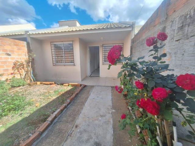 Locação - Casa com 2 quartos, 1 vaga de garagem, Terreno nos fundos, Contorno.