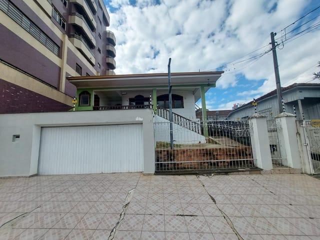Locação - Casa com 3 quartos (sendo 1 suíte), 2 vagas, Churrasqueira, Quintal Amplo, Centro.