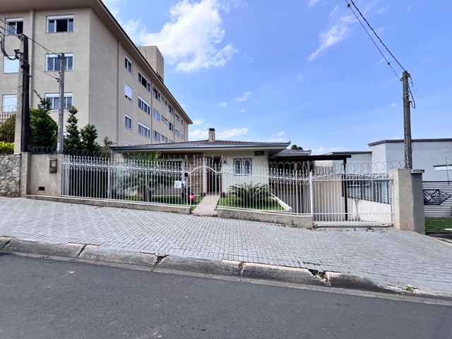 Casa à Venda com 4 quartos (sendo 1 suíte), 3 vagas, Área gourmet com churasqueira, Quintal Amplo, Próxima ao Shopping Palladium, Uvaranas.