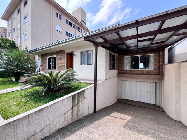 Locação  e Venda - Casa com 4 quartos (sendo 1 suíte), 3 vagas, Área gourmet com churasqueira, Quintal Amplo, Próxima ao Shopping Palladium, Uvaranas.