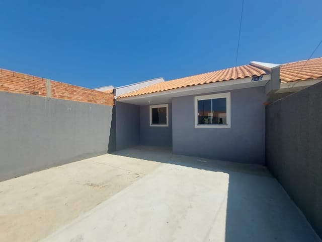 Locação - Casa com 2 quartos, 2 vagas de garagem, Colônia Dona Luíza.