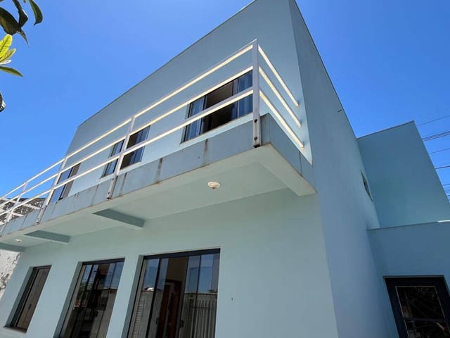 Venda e Locação - Casa com 3 quartos, 2 vagas, Quintal Amplo, 242 m², Próximo ao Balaroti, Uvaranas.