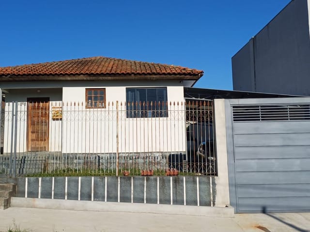 Casa à venda com suíte e terreno amplo