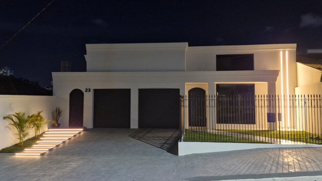 Casa à Venda com Salão de Festas e Área Gourmet no Jardim América