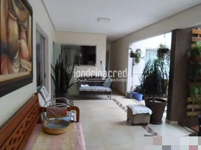 Casa com 580m², à venda, no bairro Centro em Cambé