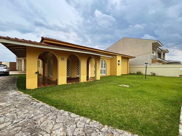 Casa com piscina à Venda, 4 quartos (sendo 2 suítes), 5 banheiros, Área gourmet, Quintal Amplo, Próximo ao Sagrada Auxiliadora, Uvaranas.