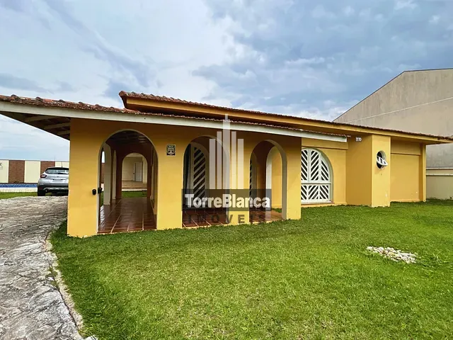 Casa 4 quartos e 6 banheiros, à venda, no bairro Uvaranas em Ponta Grossa