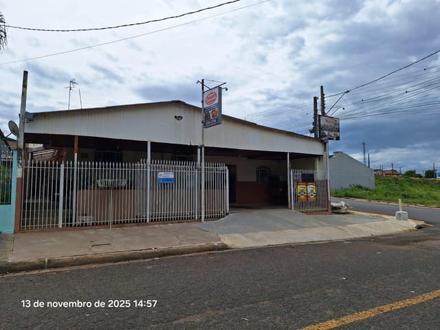 Casa com Mercearia Completa à Venda no Dal Col