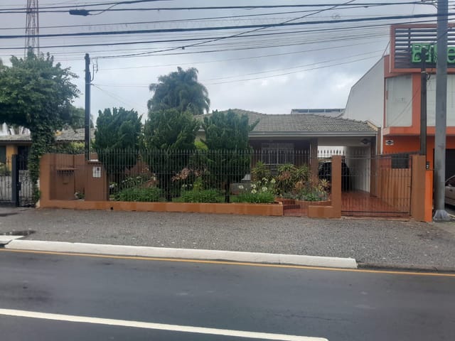 Casa Ampla e Bem Localizada à Venda em Oficinas – Em frente à BYD