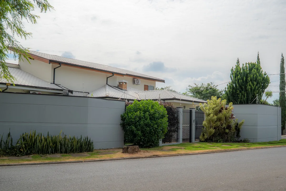 Casa para venda em Chácara Areal com 4 quartos, sendo 4 suítes, 225m²