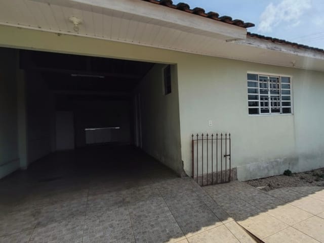 Locação - Casa com 3 quartos (sendo 1 suíte), 1 vaga, Churrasqueira, Quintal Amplo, Uvaranas.