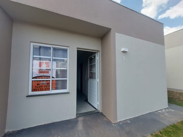 Locação - Casa com 2 quartos, 1 vaga de garagem, Neves.
