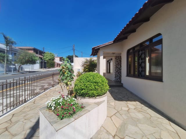 Locação - Casa Mobiliada, 3 quartos sendo 1 suíte, 3 vagas, Olarias.