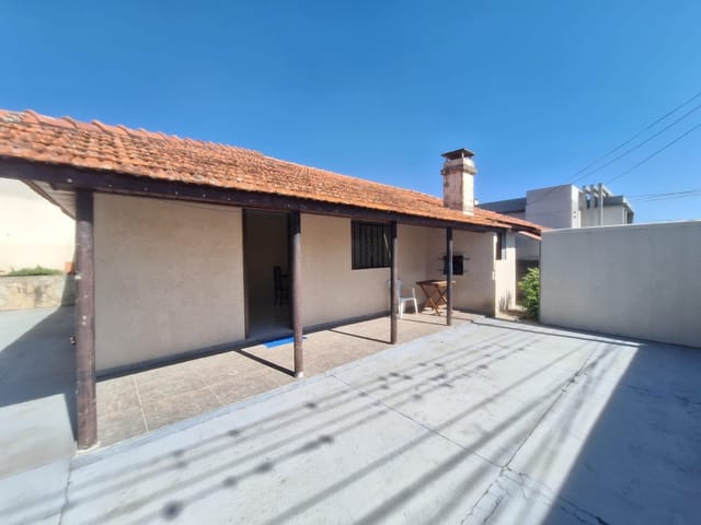 Locação - Casa com 2 quartos, Churrasqueira, Quintal Amplo, 110 m², Olarias.