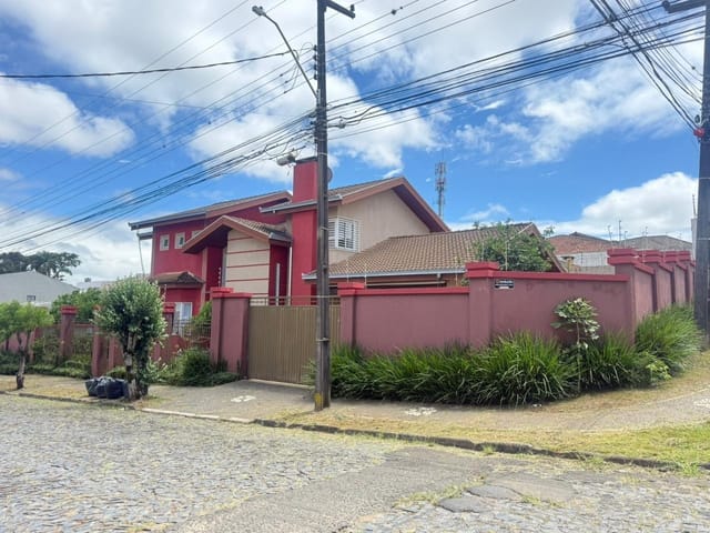 Venda e Locação - Casa com 2 suítes (sendo 1 suíte master), 2 vagas, Área gourmet, Neves.