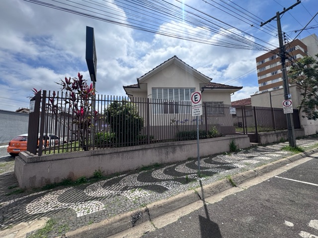 Casa Comercial com 8 salas amplas para locação, Centro.